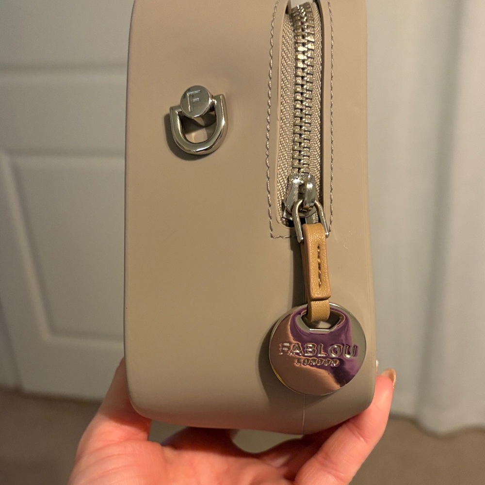 Elegant Gray Crossbody Bag - Picture 3 of 7